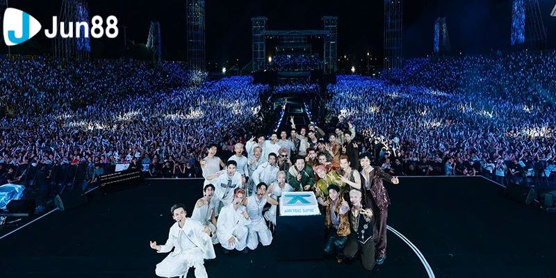 MC Trấn Thành cùng 31 anh trai chụp ảnh với khán giả tại sân vận động Mỹ Đình tối 7/12.