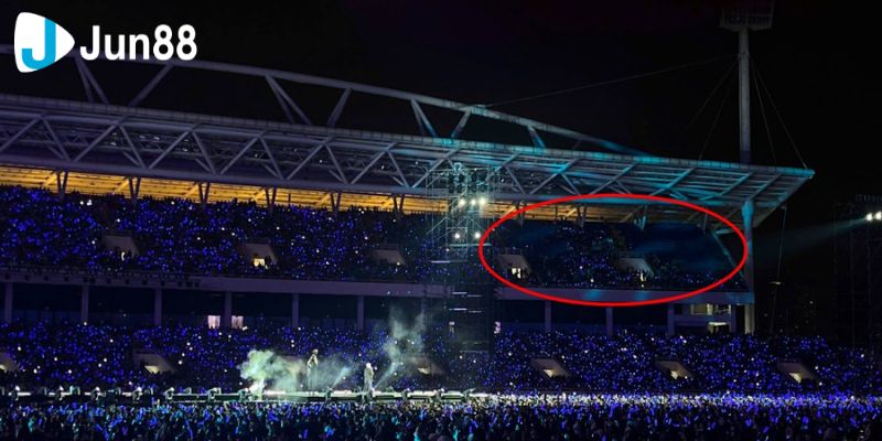 Một số khán đài của sân vận động Mỹ Đình bị trống trong concert tối 7/12.