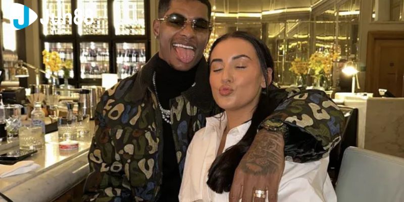 ban gai moi rashford1